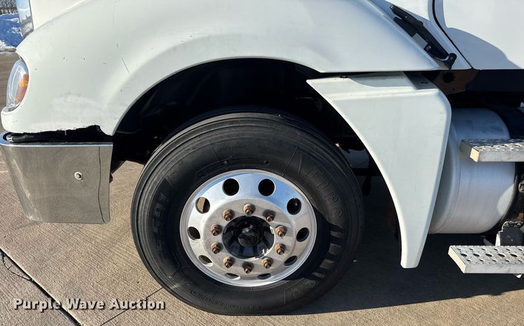 image for item LH9464 2005 Freightliner Columbia semi truck