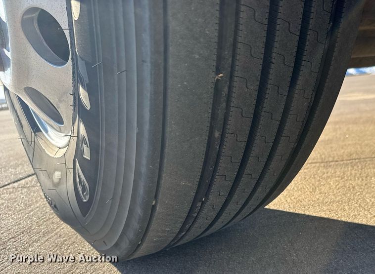 image for item LH9464 2005 Freightliner Columbia semi truck