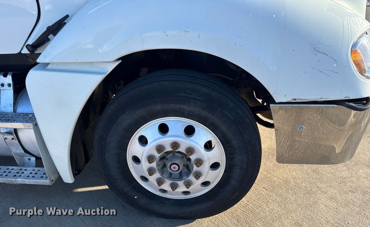 image for item LH9464 2005 Freightliner Columbia semi truck