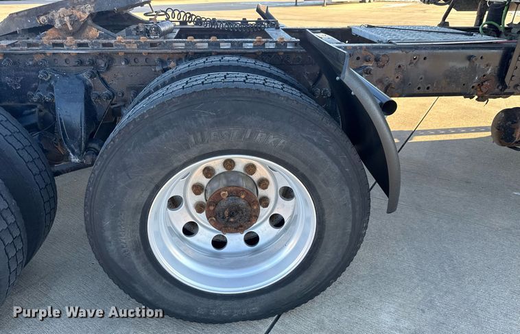 image for item LH9464 2005 Freightliner Columbia semi truck