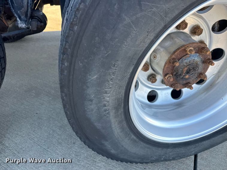 image for item LH9464 2005 Freightliner Columbia semi truck