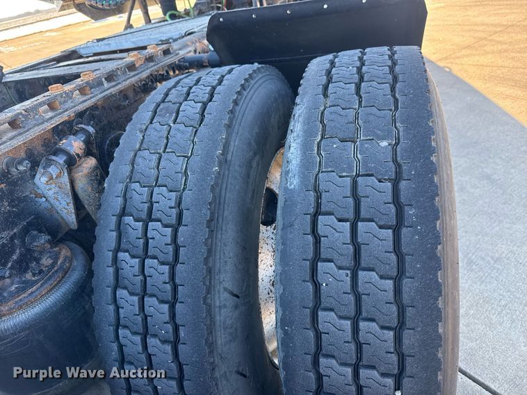 image for item LH9464 2005 Freightliner Columbia semi truck