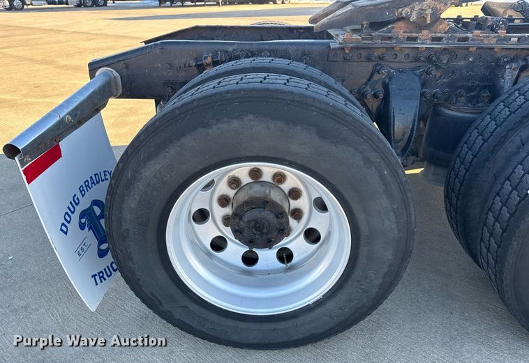 image for item LH9464 2005 Freightliner Columbia semi truck