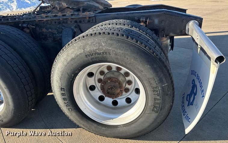 image for item LH9464 2005 Freightliner Columbia semi truck