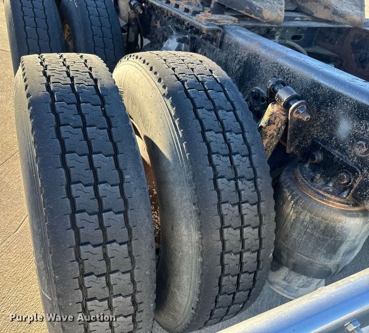 image for item LH9464 2005 Freightliner Columbia semi truck