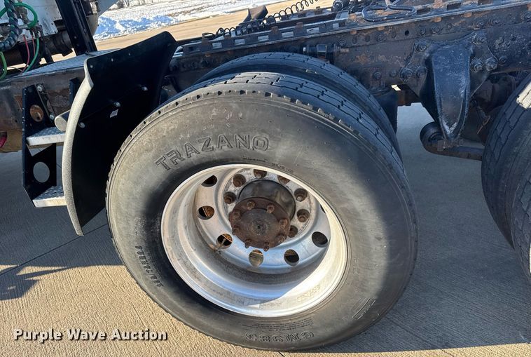 image for item LH9464 2005 Freightliner Columbia semi truck