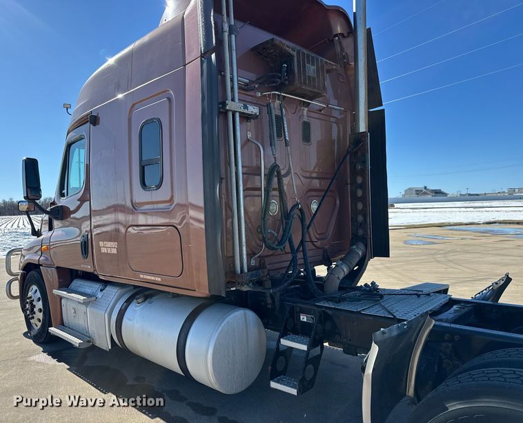 image for item LH9470 2012 Freightliner  Cascadia semi truck