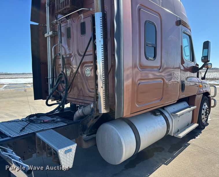 image for item LH9470 2012 Freightliner  Cascadia semi truck