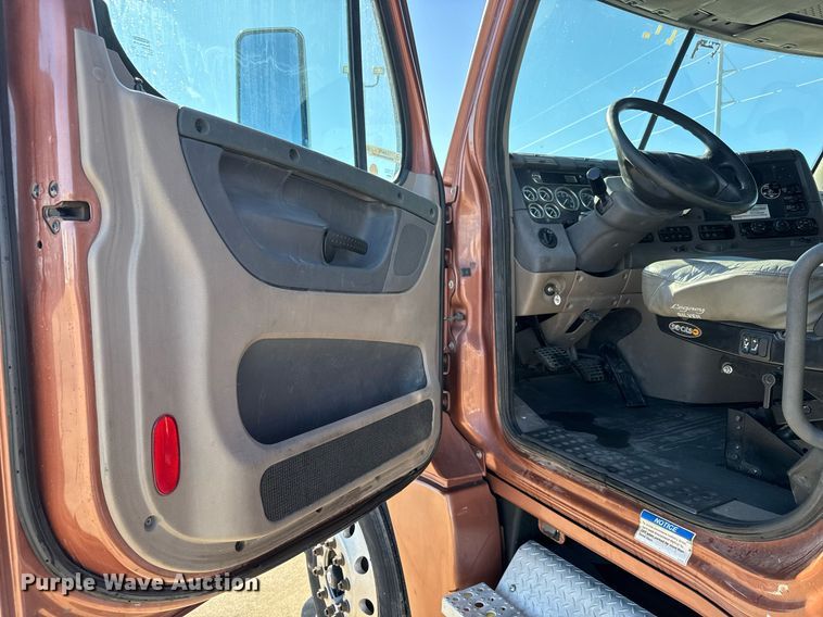 image for item LH9470 2012 Freightliner  Cascadia semi truck