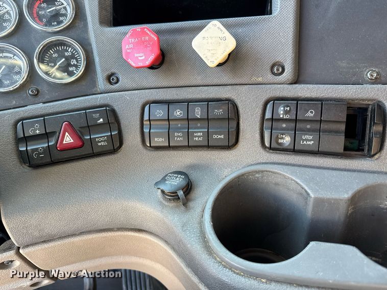 image for item LH9470 2012 Freightliner  Cascadia semi truck