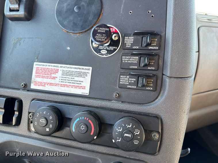 image for item LH9470 2012 Freightliner  Cascadia semi truck