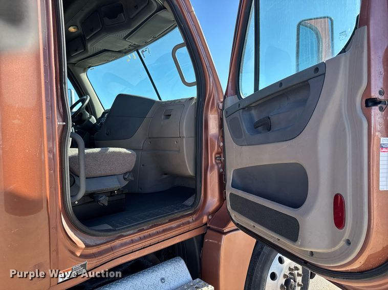 image for item LH9470 2012 Freightliner  Cascadia semi truck