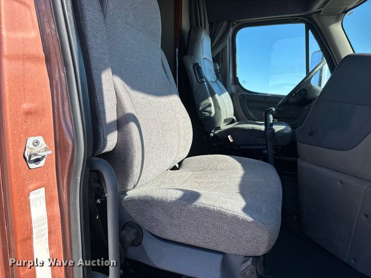 image for item LH9470 2012 Freightliner  Cascadia semi truck