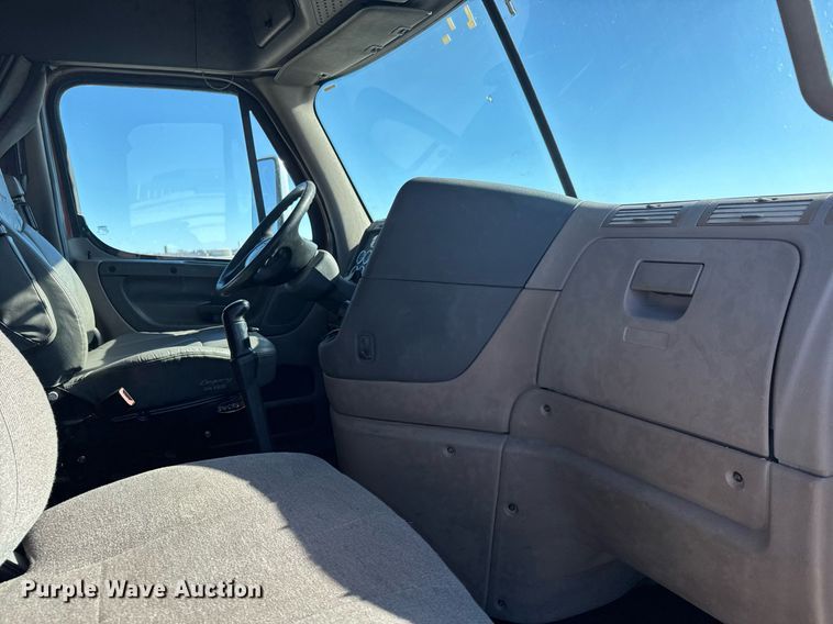 image for item LH9470 2012 Freightliner  Cascadia semi truck