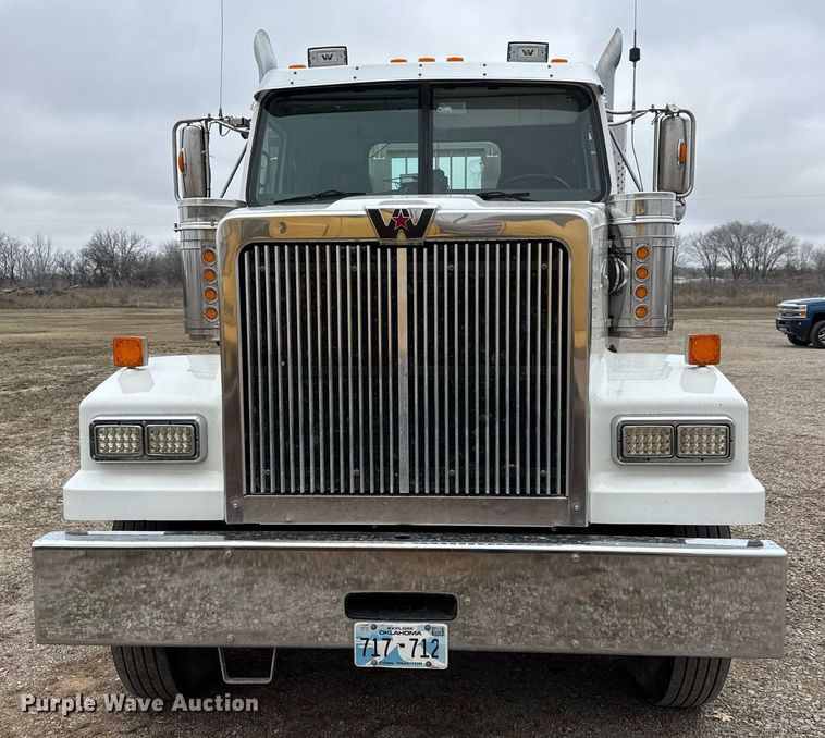 image for item LH9529 2019 Western Star 4900SF semi truck