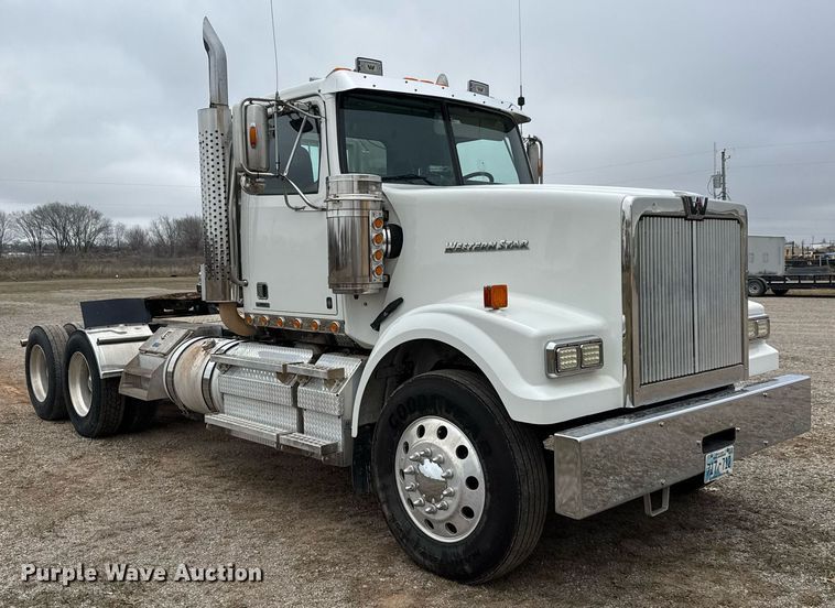 image for item LH9529 2019 Western Star 4900SF semi truck