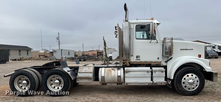 image for item LH9529 2019 Western Star 4900SF semi truck