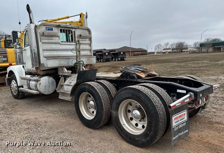 image for item LH9529 2019 Western Star 4900SF semi truck