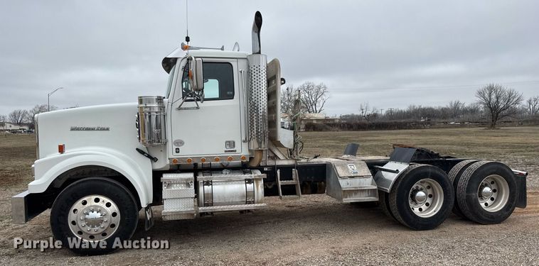 image for item LH9529 2019 Western Star 4900SF semi truck