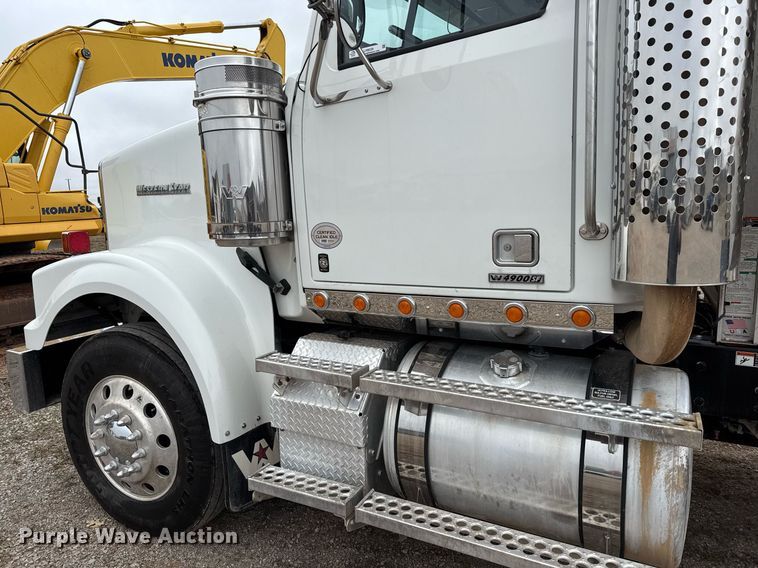 image for item LH9529 2019 Western Star 4900SF semi truck