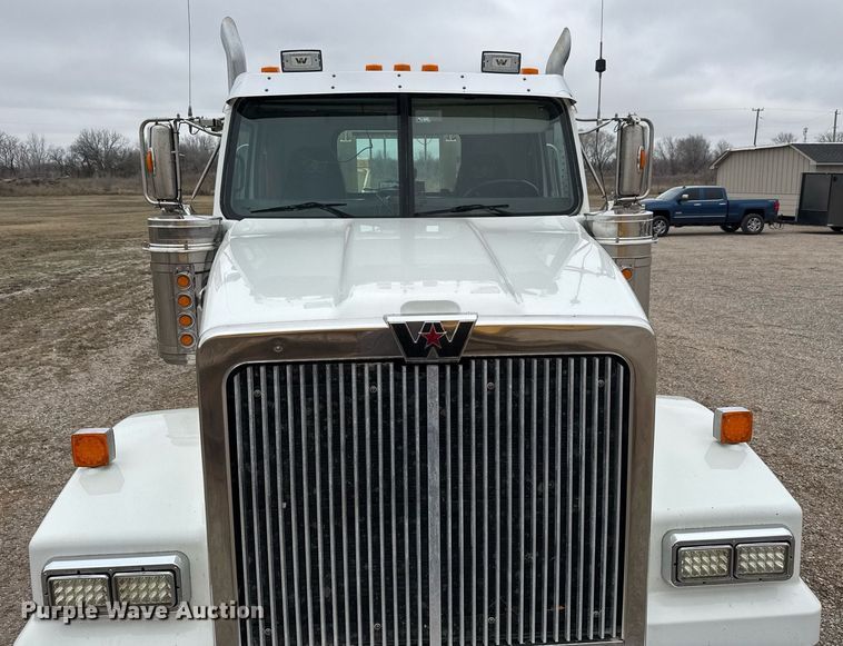 image for item LH9529 2019 Western Star 4900SF semi truck