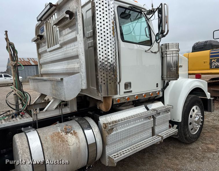 image for item LH9529 2019 Western Star 4900SF semi truck