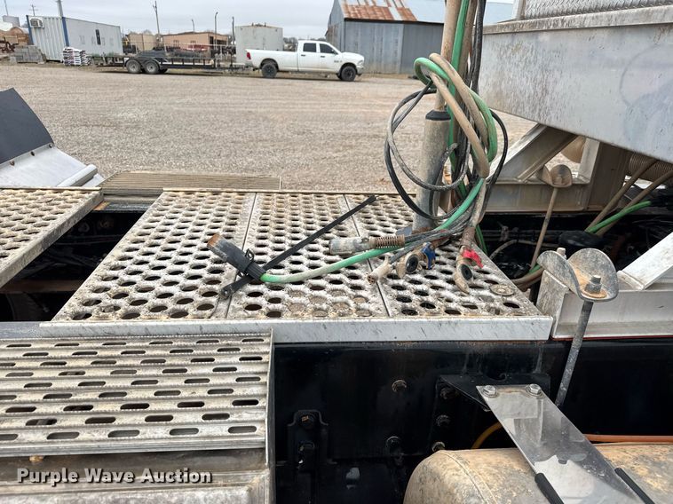 image for item LH9529 2019 Western Star 4900SF semi truck