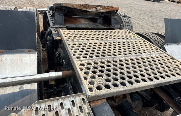 image for item LH9529 2019 Western Star 4900SF semi truck