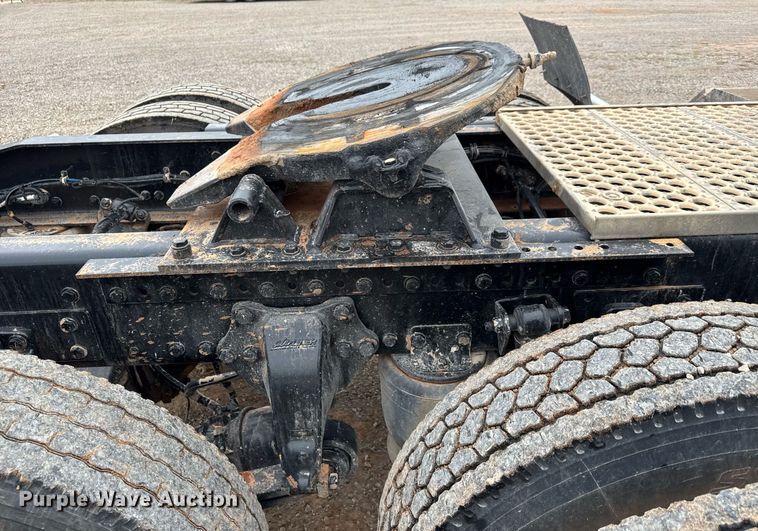 image for item LH9529 2019 Western Star 4900SF semi truck