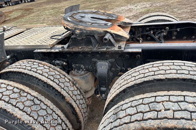 image for item LH9529 2019 Western Star 4900SF semi truck