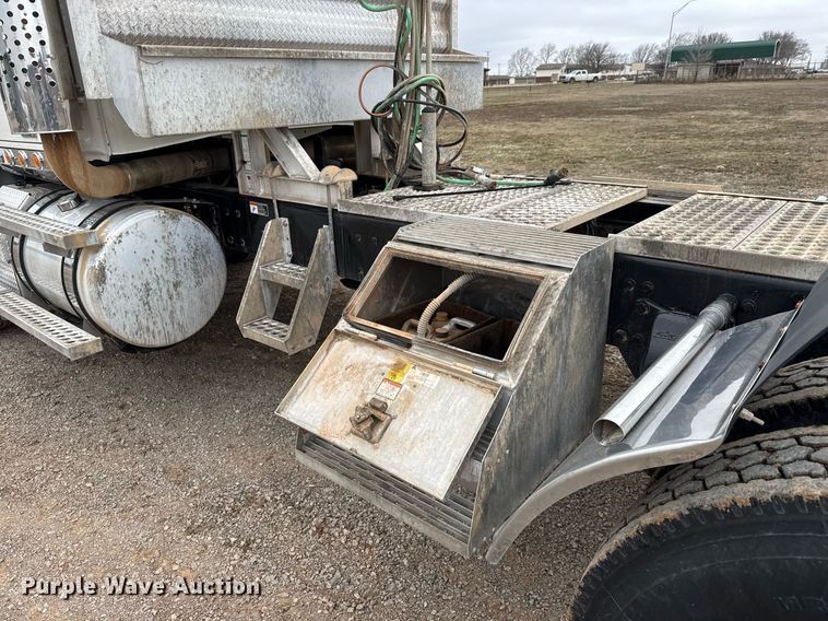 image for item LH9529 2019 Western Star 4900SF semi truck