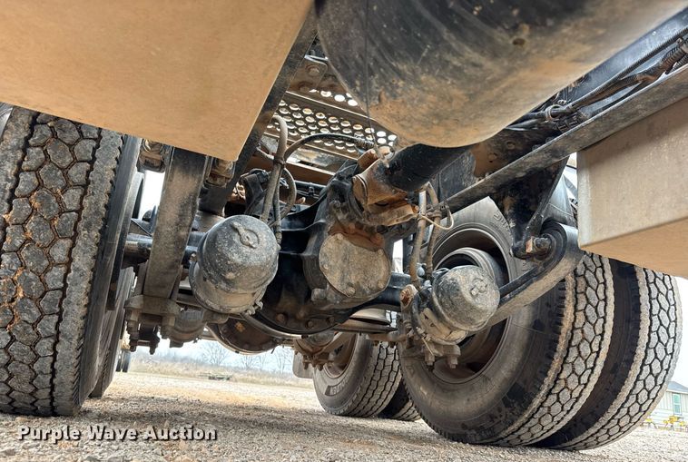 image for item LH9529 2019 Western Star 4900SF semi truck