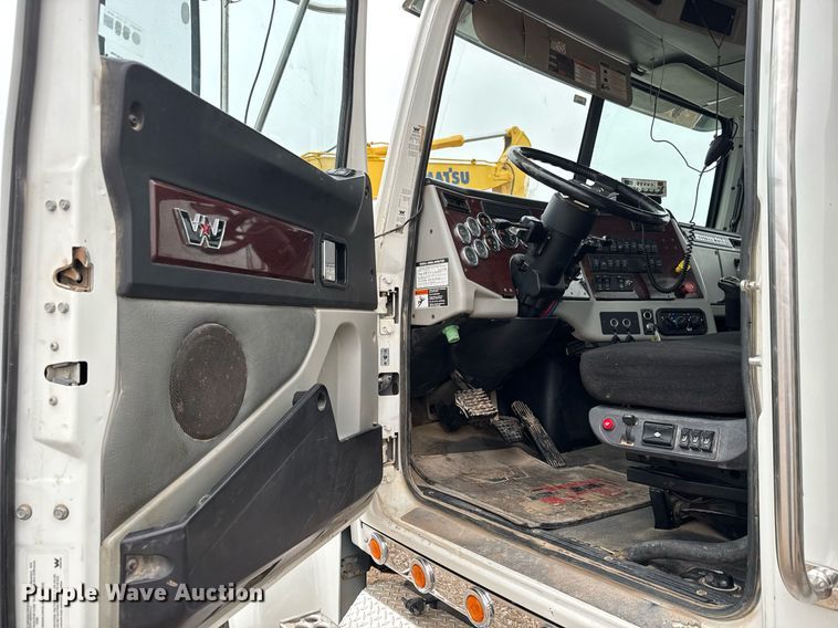 image for item LH9529 2019 Western Star 4900SF semi truck