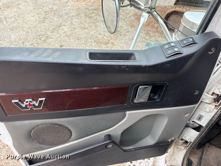 image for item LH9529 2019 Western Star 4900SF semi truck