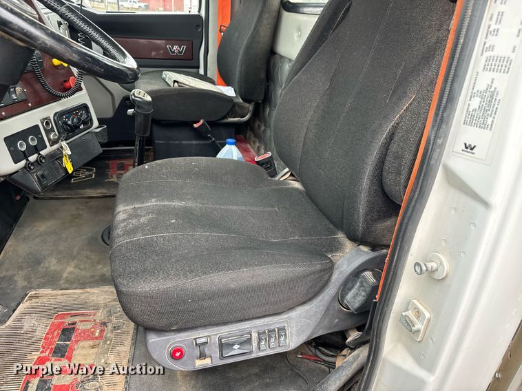 image for item LH9529 2019 Western Star 4900SF semi truck