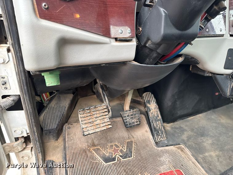 image for item LH9529 2019 Western Star 4900SF semi truck