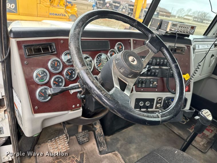 image for item LH9529 2019 Western Star 4900SF semi truck