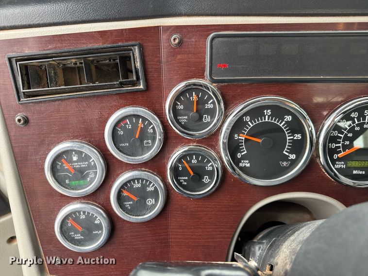 image for item LH9529 2019 Western Star 4900SF semi truck