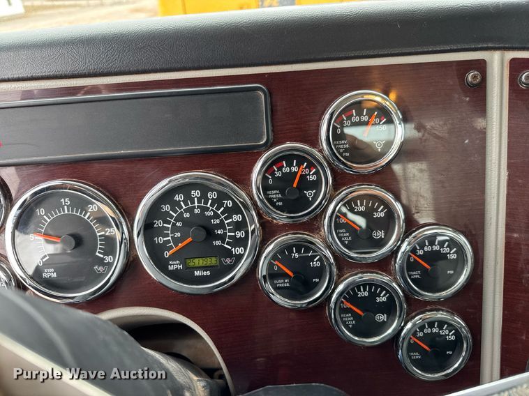 image for item LH9529 2019 Western Star 4900SF semi truck