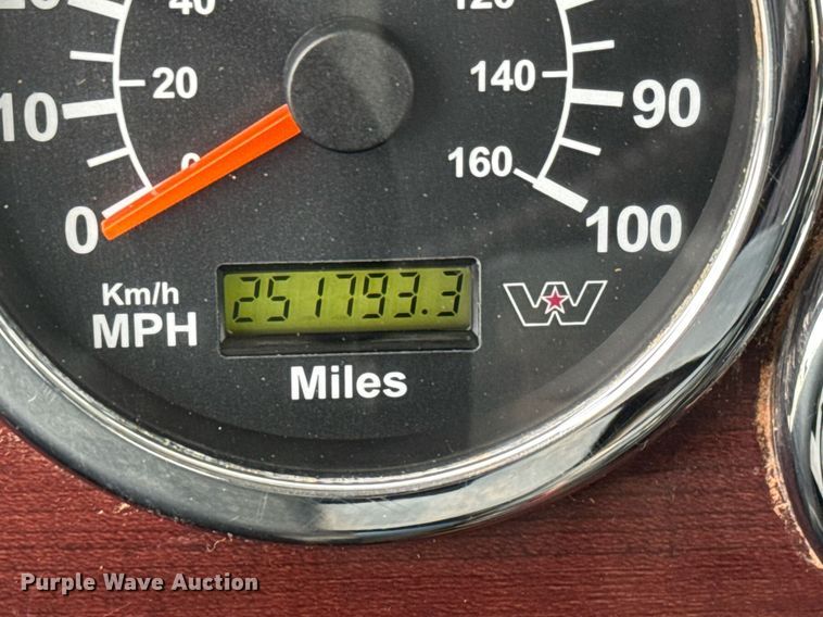 image for item LH9529 2019 Western Star 4900SF semi truck