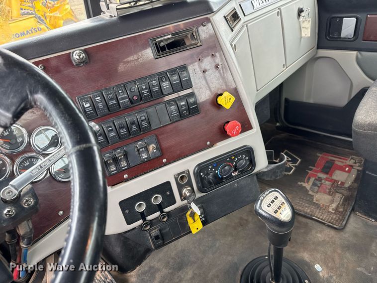 image for item LH9529 2019 Western Star 4900SF semi truck