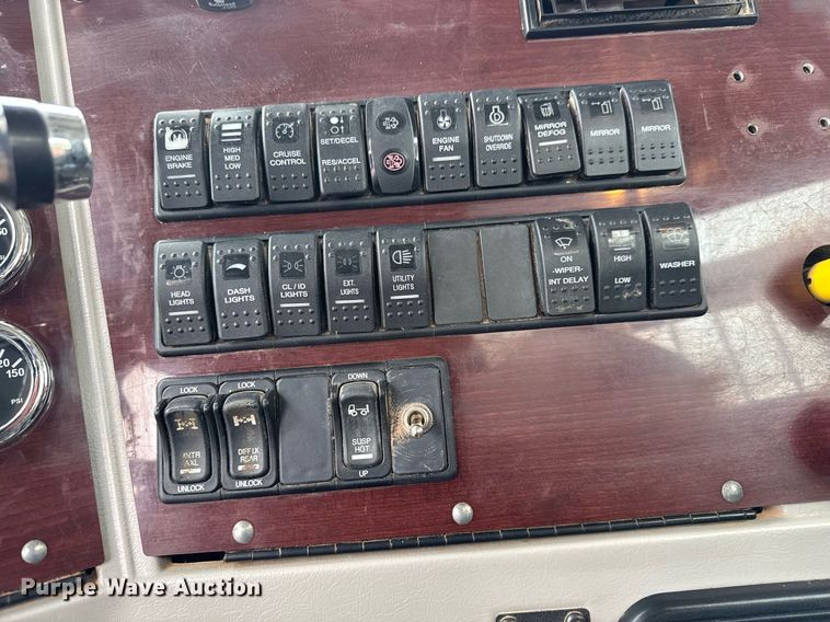 image for item LH9529 2019 Western Star 4900SF semi truck