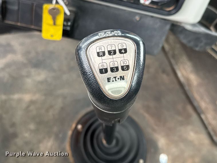 image for item LH9529 2019 Western Star 4900SF semi truck