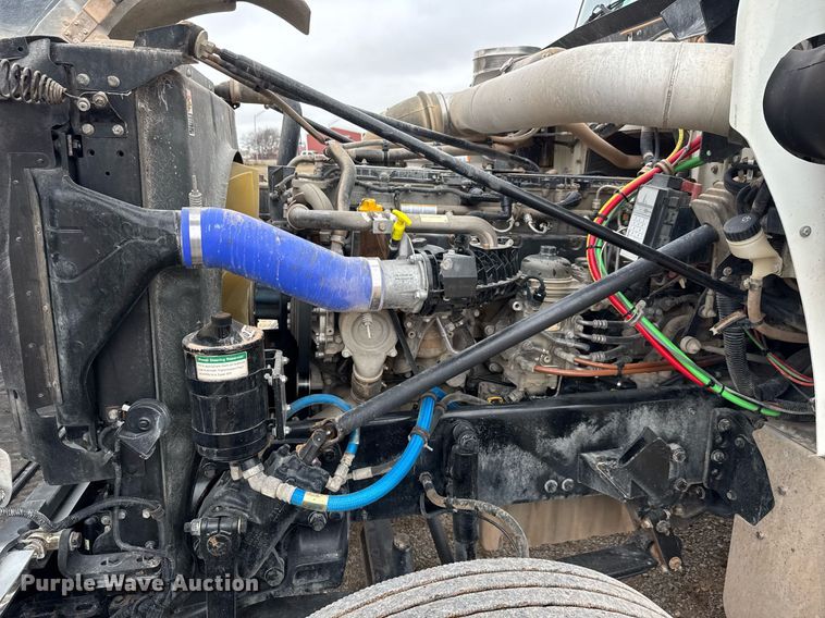 image for item LH9529 2019 Western Star 4900SF semi truck