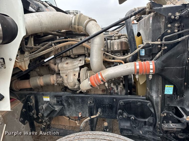 image for item LH9529 2019 Western Star 4900SF semi truck