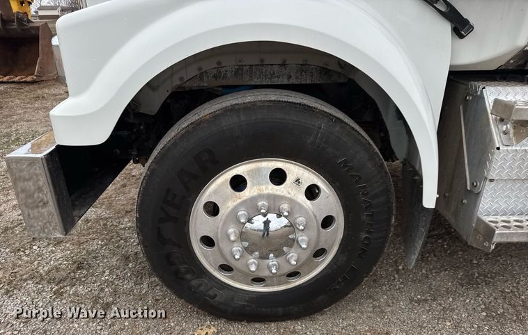 image for item LH9529 2019 Western Star 4900SF semi truck