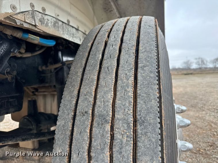 image for item LH9529 2019 Western Star 4900SF semi truck