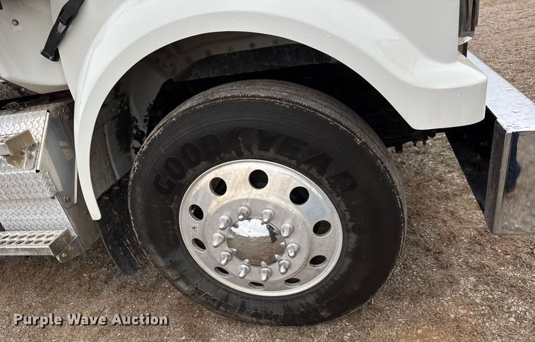 image for item LH9529 2019 Western Star 4900SF semi truck