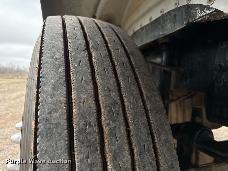 image for item LH9529 2019 Western Star 4900SF semi truck