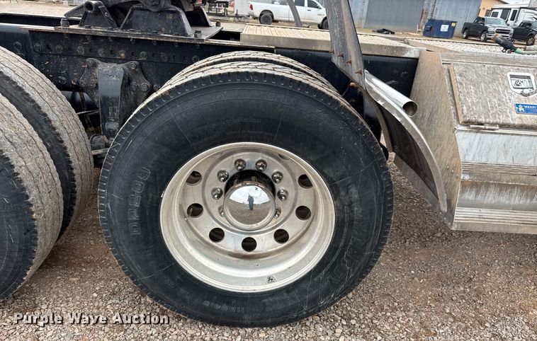 image for item LH9529 2019 Western Star 4900SF semi truck